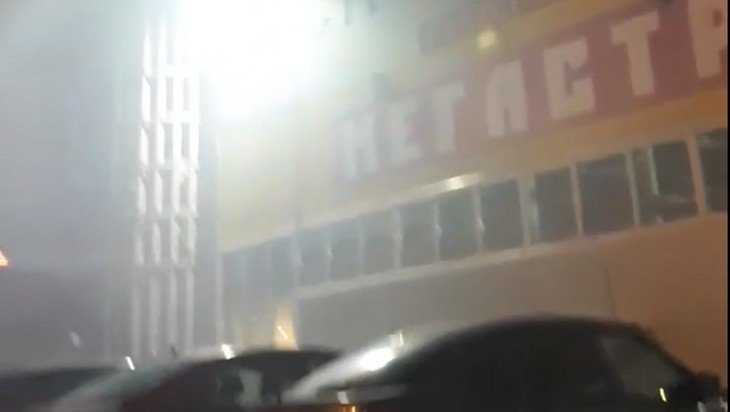 В Брянске густым дымом заволокло строительный магазин возле «Линии»