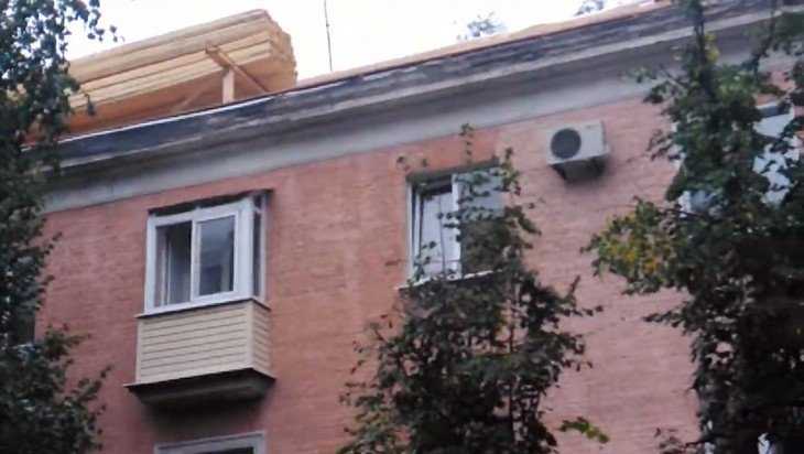 Брянский блогер предупредил об опасном нагромождении досок на крыше