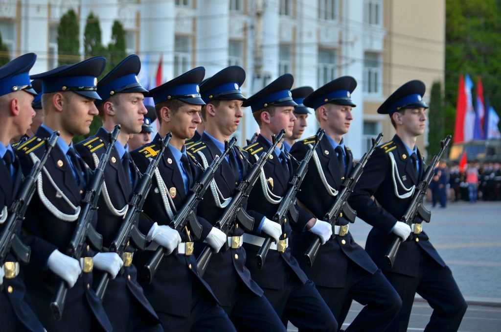 В России подняли зарплату военнослужащим и правоохранителям