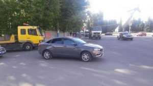 В Брянске возле памятника Летчикам женщина попала под машину