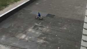 В Брянске дети устроили велодром на крыше здания