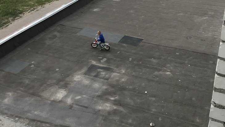 В Брянске дети устроили велодром на крыше здания
