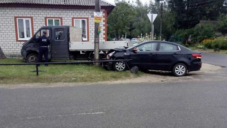 В Клинцах столкнувшиеся легковушка и фургон едва не снесли частный дом