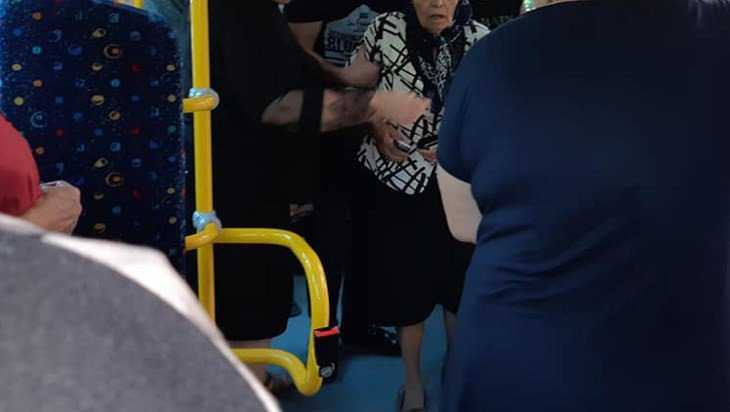 В Брянске в автобусе пенсионерка при падении получила травмы