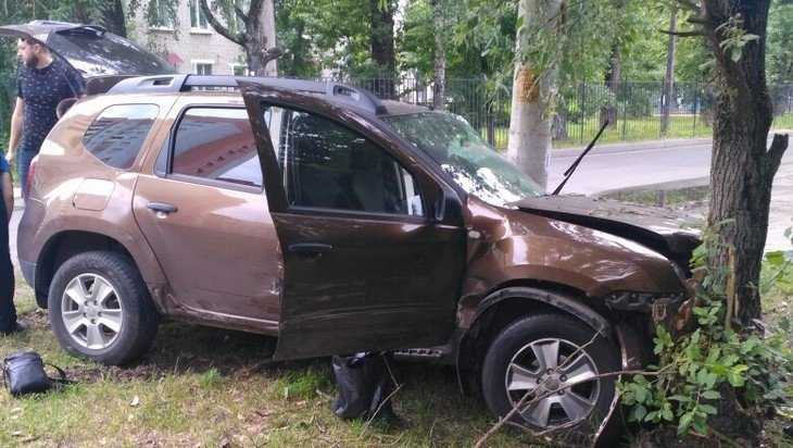 В Брянске лихой автомобилист на «Рено» врезался в дерево