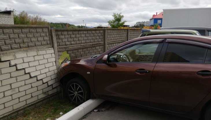 В Брянске автомобиль врезался в кирпичный забор на парковке
