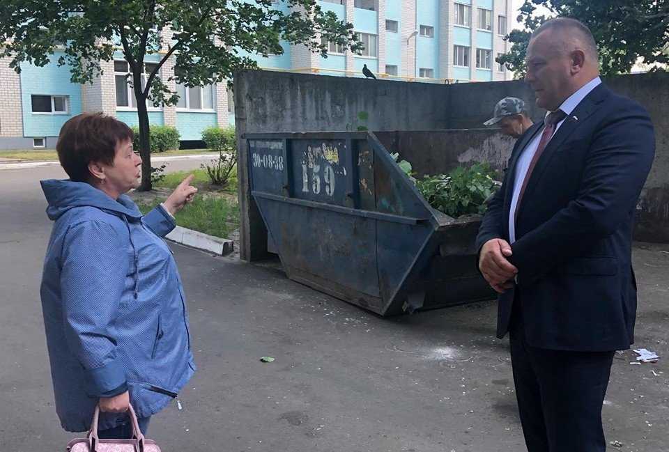 Депутат Госдумы взял на контроль вопрос вывоза мусора из брянского двора