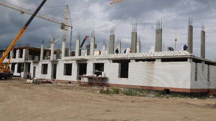 В Брянске начали строительство второго этажа школы в старом аэропорту
