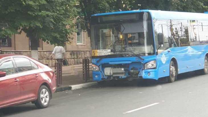 Возле площади Партизан в Брянске автобус врезался в легковушку