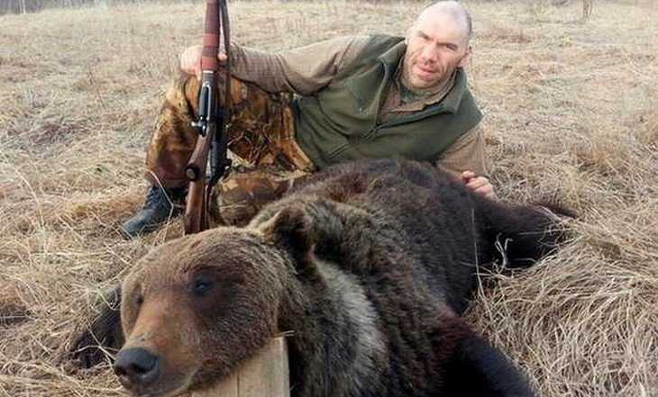 Брянский депутат Николай Валуев пояснил фото с убитым медведем