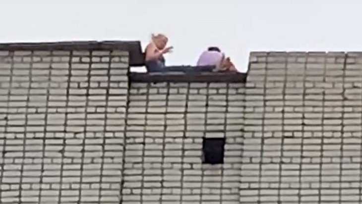 В Брянске изнуренная молодежь забралась с алкоголем на крышу