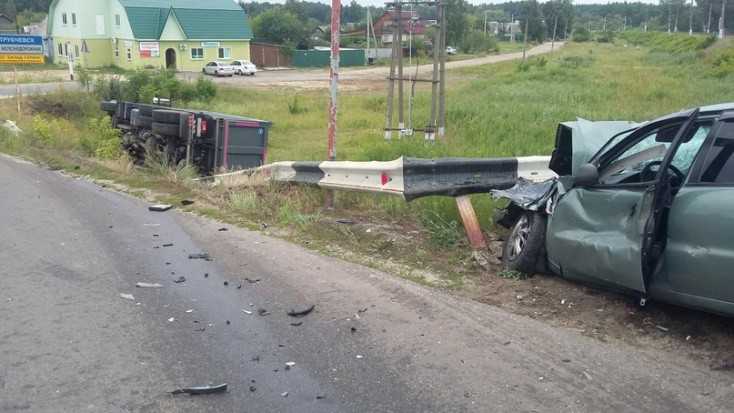 В Суземке в ДТП с перевернувшимся грузовиком пострадали два человека