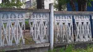 Жители Брянска пожаловались на опасный забор детсада «Воробушек»