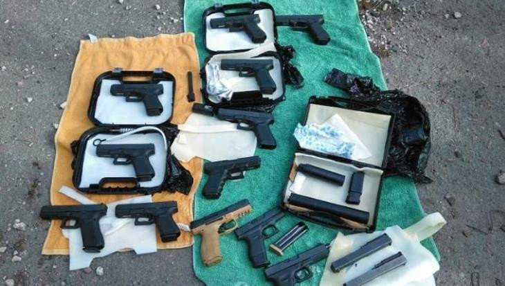 Брянский суд отправил в колонию задержанных с 12 пистолетами украинцев