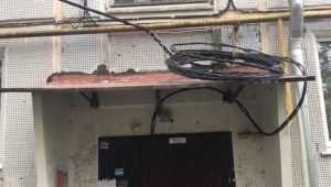 Жители брянского дома остались без света из-за капремонта крыши