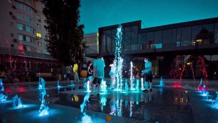 Глава Брянска показал фото светодинамического фонтана в Майском парке