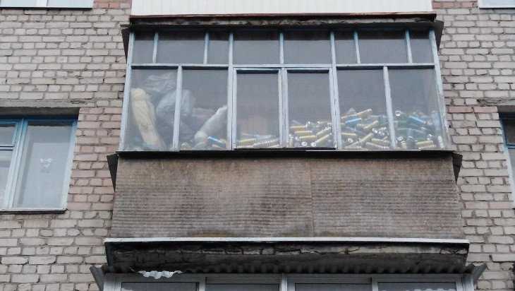 Жителей Брянска поразил балкон со огромным количеством пивных банок