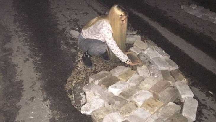Жители Брянска поверили, что блондинки по ночам латают ямы на дорогах