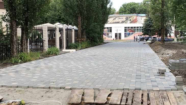 Строители удивили мастерством при ремонте в Майском парке Брянска