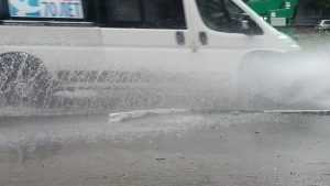 Сильный ливень в Брянске затопил центральные улицы