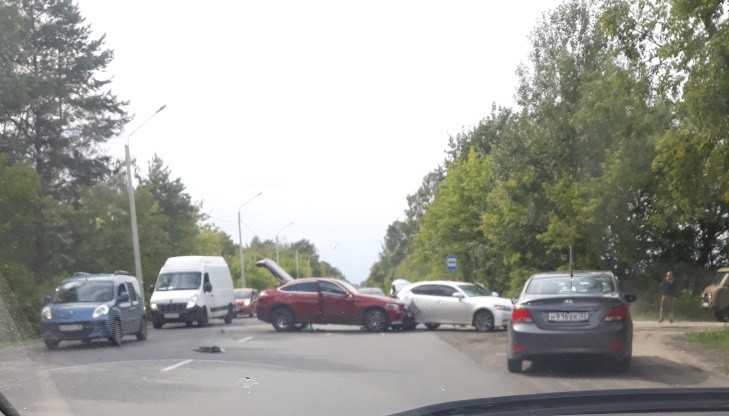 В Брянске на Речной улице в ДТП попали две легковушки