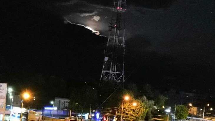 В Брянске над телецентром сняли странную игру света в облаках