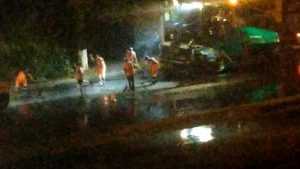 Жителей Брянска поссорило видео об укладке асфальта на мокрую дорогу