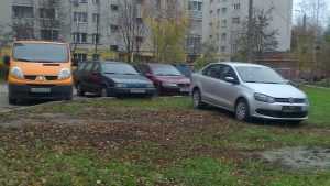 В Брянске за парковку машин на газонах будут штрафовать на 2500 рублей