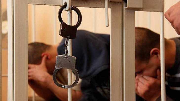 В Брянске за торговлю наркотиками осудили пятерых мужчин и девушку