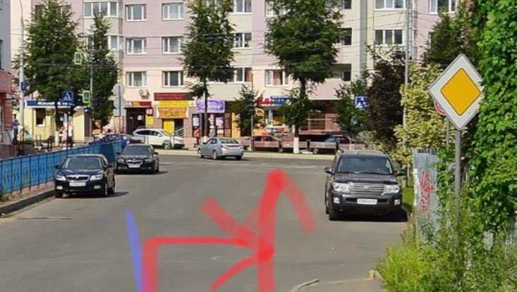 В Брянске женщина на белом автомобиле сбила велосипедиста и скрылась