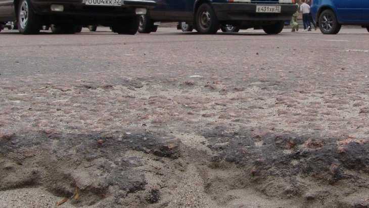 Брянский автомобилист возмутился ямой на отремонтированном проспекте