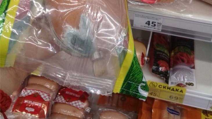 В брянском магазине покупателям предложили колбасу с плесенью