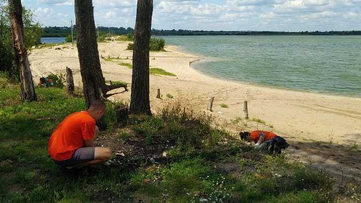 В Брянске общественники очистили от мусора берега двух озер