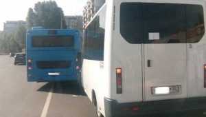 В Брянске автобус и маршрутка не поделили дорогу возле остановки