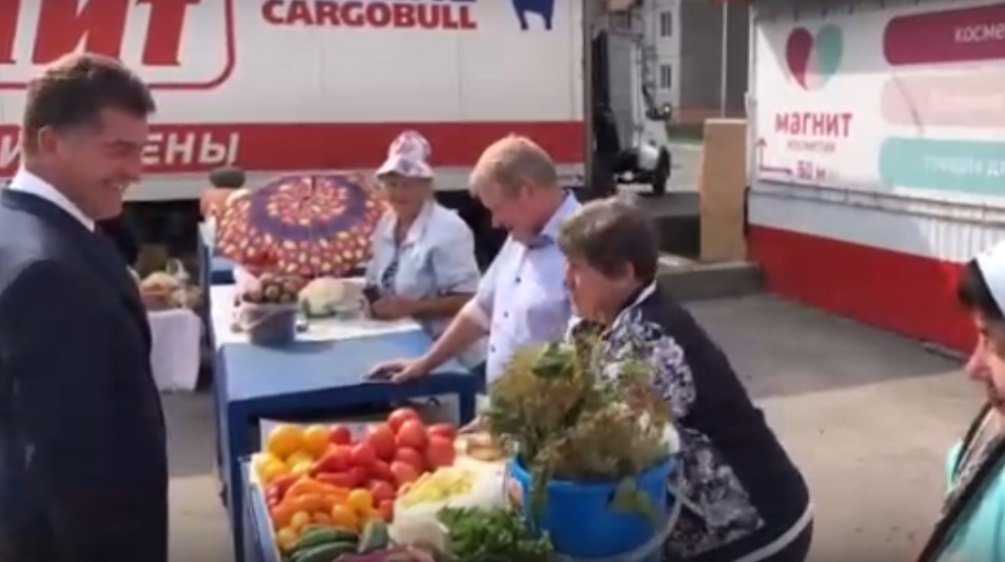 Глава Брянска пообещал защитить продавцов овощей от дождя