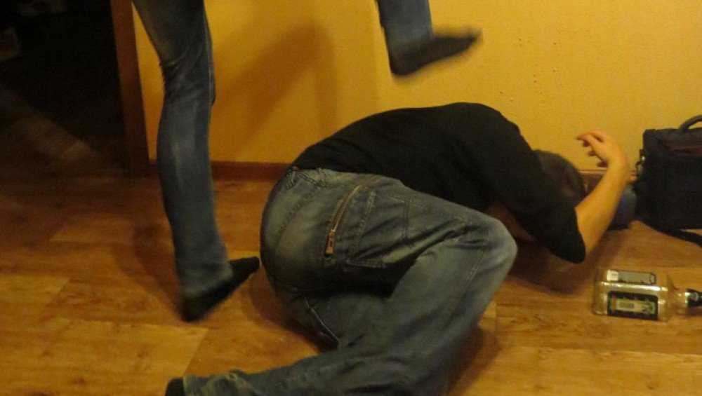 Житель Новозыбкова в гостях забил ногами насмерть хозяина квартиры