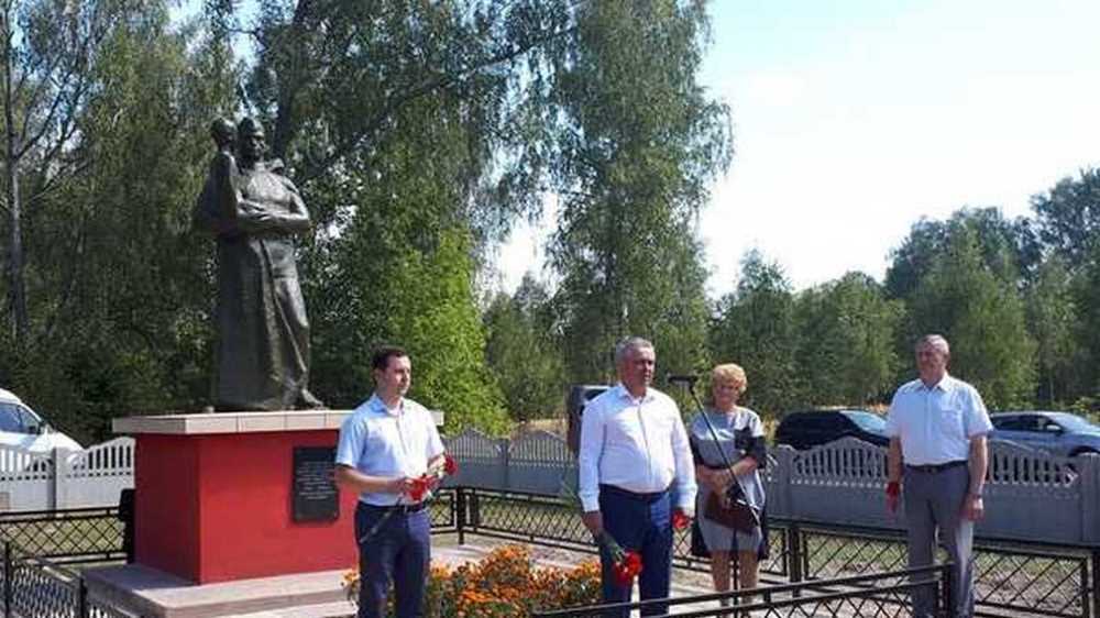 В Почепском районе открыли обновлённый памятник воинам