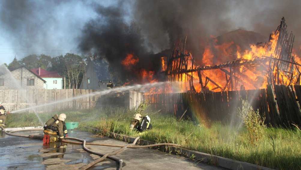 В Дятькове Брянской области сгорел жилой дом