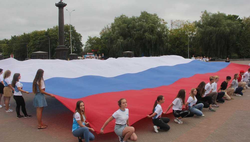Брянские волонтеры развернули на площади огромный российский триколор