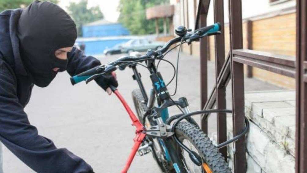 В Брянске мошенник украл велосипед у пожилого пациента поликлиники