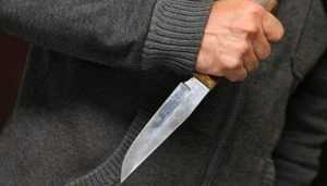 В Брянске 35-летний продавец киоска напал с ножом на прохожего