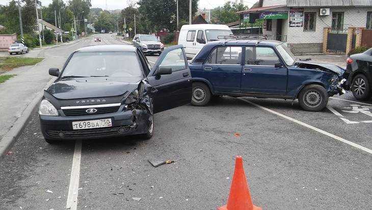 На брянской трассе разбились два автомобиля