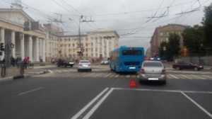 В центре Брянска женщина на Hyundai врезалась в автобус № 27