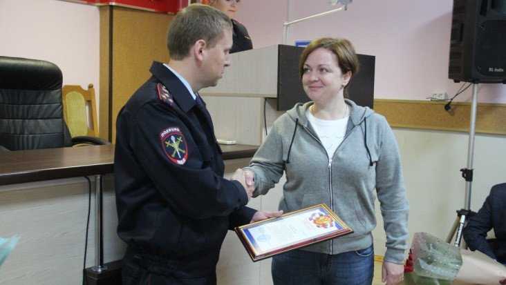 Жительницу Брянска наградили за помощь в задержании воров