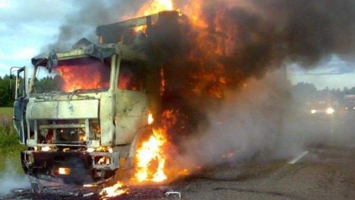 Под Брянском на трассе «Украина» сгорел прицеп грузовика