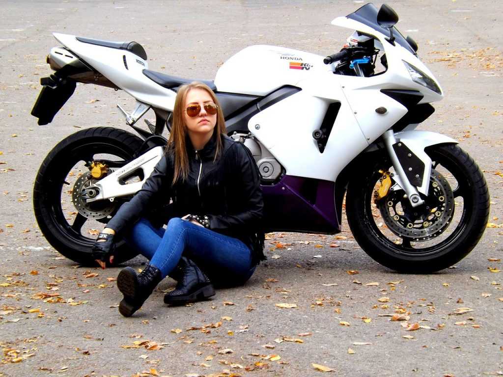 Под Климовом 18-летняя мотоциклистка врезалась в дерево