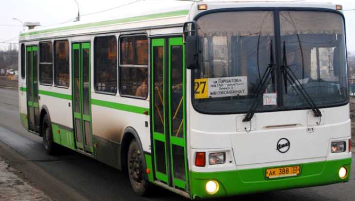 В брянском автобусе 61-летняя пассажирка упала и сломала палец