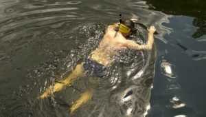 Брянские дайверы исследуют в Десне затонувший баркас