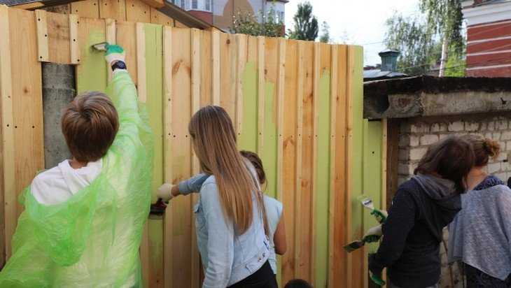 В Клинцах на «Фестивале Тома Сойера» молодежь стала красить заборы