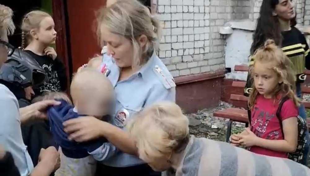 В Брянске полиция и сотрудники МЧС спасли от падения с балкона 3 детей
